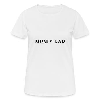 Mom > Dad Geschenkidee lustig Muttertag Mama Humor - Frauen T-Shirt atmungsaktiv - Weiß - Vorne - AI Model Female 172 dark (172cm)