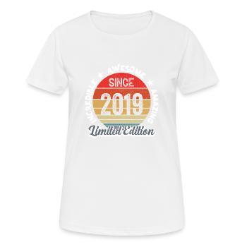 amazing since 2019- anniversaire - T-shirt respirant Femme - blanc - Devant - AI Model Female 172 dark (172cm)