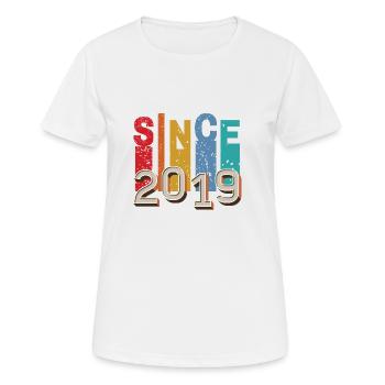 Since 2019 retro - T-shirt respirant Femme - blanc - Devant - AI Model Female 172 dark (172cm)