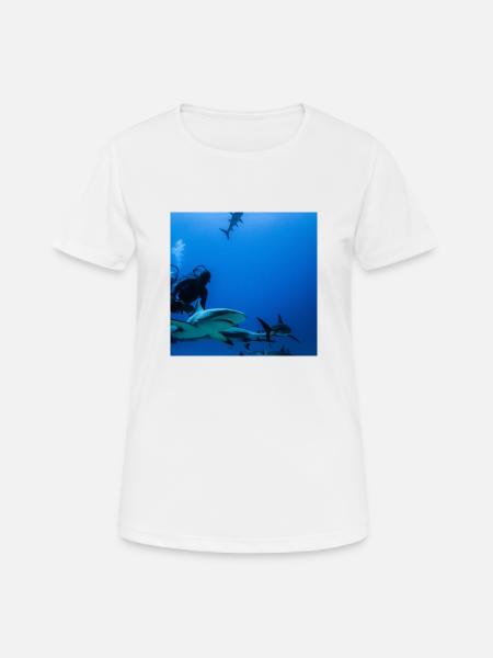 Divers with sharks - Women's Breathable T-Shirt - white