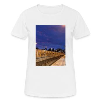 Bahnhof - Frauen T-Shirt atmungsaktiv - Weiß - Vorne - AI Model Female 172 dark (172cm)