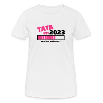 tata en 2023 veuillez patienter - future tata - T-shirt respirant Femme - blanc - Devant - AI Model Female 172 dark (172cm)