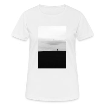 Der highseat auf einem hügel im feld - Frauen T-Shirt atmungsaktiv - Weiß - Vorne - AI Model Female 172 dark (172cm)