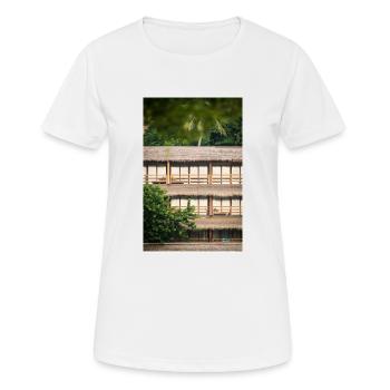 hotel under palm trees - Frauen T-Shirt atmungsaktiv - Weiß - Vorne - AI Model Female 172 dark (172cm)