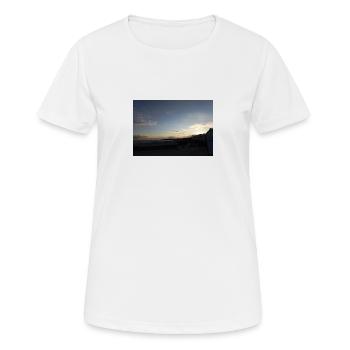 ostsee bild - Frauen T-Shirt atmungsaktiv - Weiß - Vorne - AI Model Female 172 dark (172cm)