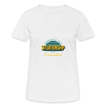 Aktuell in einer Situationship mit Dokumentarfilmen - Frauen T-Shirt atmungsaktiv - Weiß - Vorne - AI Model Female 172 dark (172cm)