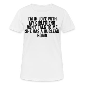 Ich bin verliebt in meine Freundin, sprich nicht mit mir - Frauen T-Shirt atmungsaktiv - Weiß - Vorne - AI Model Female 172 dark (172cm)