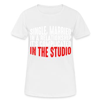 Célibataire, Marié, En Studio 6 - T-shirt respirant Femme - blanc - Devant - AI Model Female 172 dark (172cm)
