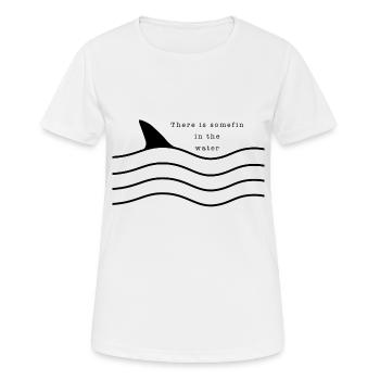 Hai im Wasser - Frauen T-Shirt atmungsaktiv - Weiß - Vorne - AI Model Female 172 dark (172cm)