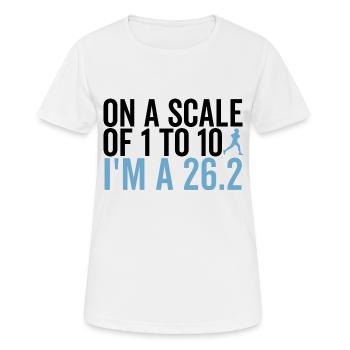 Auf einer Skala von 1 bis 10 bin ich ein 26.2 - Frauen T-Shirt atmungsaktiv - Weiß - Vorne - AI Model Female 172 dark (172cm)