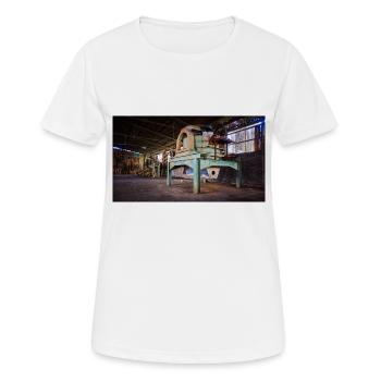 Urbex Photography | Verlassene rostige Maschine - Frauen T-Shirt atmungsaktiv - Weiß - Vorne - AI Model Female 172 dark (172cm)