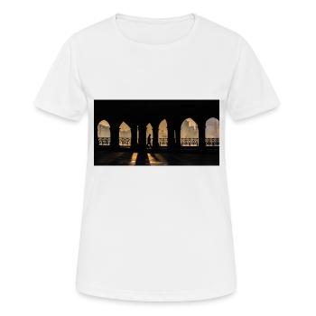 Un homme en route pour son travail - T-shirt respirant Femme - blanc - Devant - AI Model Female 172 dark (172cm)