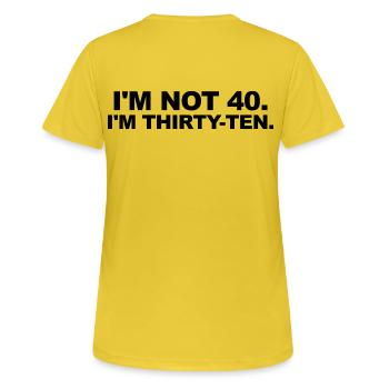 Je n’ai pas 40 ans – trente-dix ans en disant - T-shirt respirant Femme - jaune soleil - Dos - AI Model Female 172 dark (172cm)