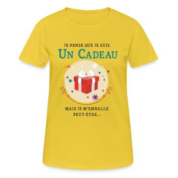 Je suis un cadeau... mais je m'emballe peut-être ! - T-shirt respirant Femme - jaune soleil - Devant - AI Model Female 172 dark (172cm)