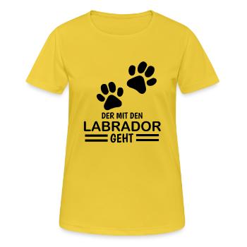 Herrchen Labrador der mit dem Labrador geht - Frauen T-Shirt atmungsaktiv - Sonnengelb - Vorne - AI Model Female 172 dark (172cm)