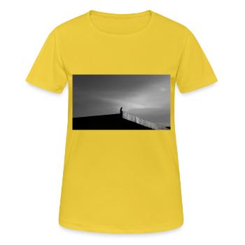 le faucon sur le toit - T-shirt respirant Femme - jaune soleil - Devant - AI Model Female 172 dark (172cm)