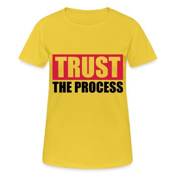 trust the process Zitat - Frauen T-Shirt atmungsaktiv - Sonnengelb - Vorne - AI Model Female 172 dark (172cm)