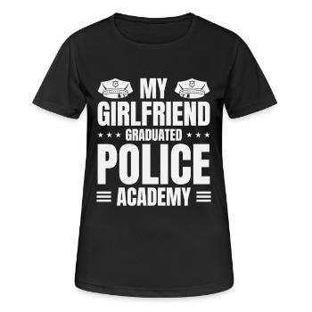 Polizeischule-Freundin hat die Polizeiakademie abgeschlossen - Frauen T-Shirt atmungsaktiv - Schwarz - Vorne - AI Model Female 172 light (172cm)