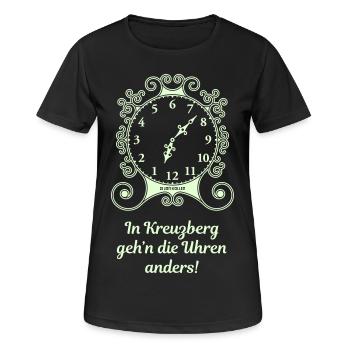 In Kreuzberg geh'n die Uhren anders! (Berlin) - Frauen T-Shirt atmungsaktiv - Schwarz - Vorne - AI Model Female 172 light (172cm)