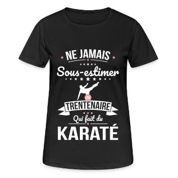 Sous-estimer une trentenaire qui fait du karaté - T-shirt respirant Femme - noir - Devant - AI Model Female 172 light (172cm)