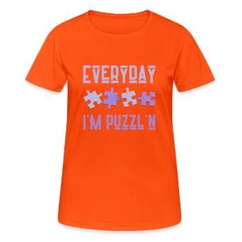 Tous les jours je suis Puzzl’n Jigsaw Puzzle Master Déroutant - T-shirt respirant Femme - orange néon - Devant - AI Model Female 172 dark (172cm)