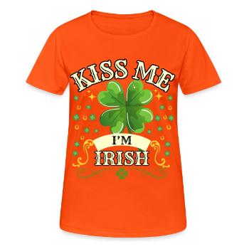 Kiss Me I'm Irish - St Patrick's Day T-Shirt - Frauen T-Shirt atmungsaktiv - Neonorange - Vorne - AI Model Female 172 dark (172cm)