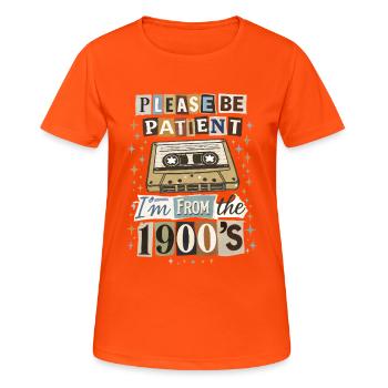 Nostalgie rétro sur cassette - T-shirt respirant Femme - orange néon - Devant - AI Model Female 172 dark (172cm)