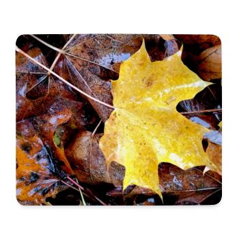 Gelbes Ahornblatt auch verregnetem Herbstteppich - Mousepad (Querformat) - Weiß - Vorne
