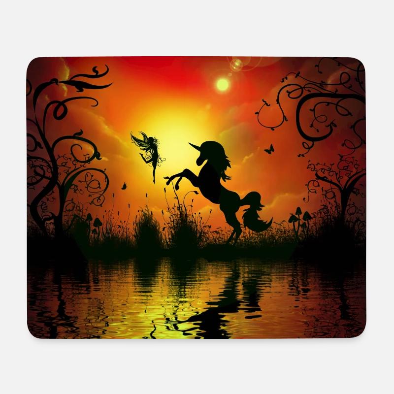 Einhorn und Fee spielen bei Sonnenuntergang. - Mousepad (Querformat) - Weiß
