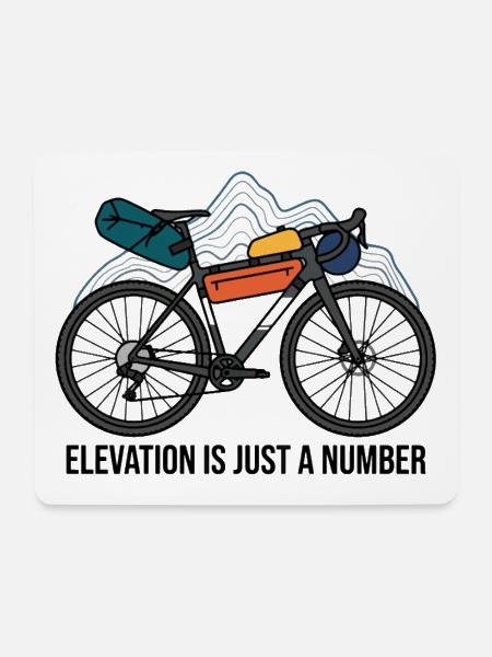 Die Höhe ist nur eine Zahl – Gravel Bikepacking Art - Mousepad (Querformat) - Weiß