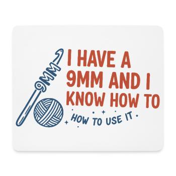 Ich habe eine 9mm und weiß, wie man sie häkelt - Mousepad (Querformat) - Weiß - Vorne