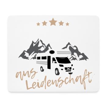 Camping aus Leidenschaft mit Wohnwagen in Berge - Mousepad (Querformat) - Weiß - Vorne