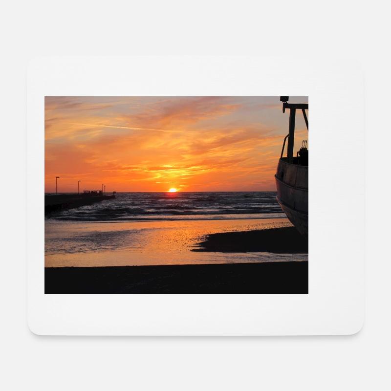 Sonnenuntergang, Boot, Meer, Sand - Mousepad (Querformat) - Weiß
