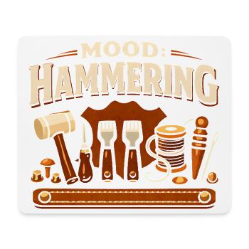 Stimmung: Hämmern | Lederwerkzeug - Mousepad (Querformat) - Weiß - Vorne