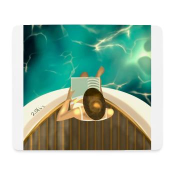 Junge Frau, die auf dem Rücksitz eines Segelboots liest - Mousepad (Querformat) - Weiß - Vorne