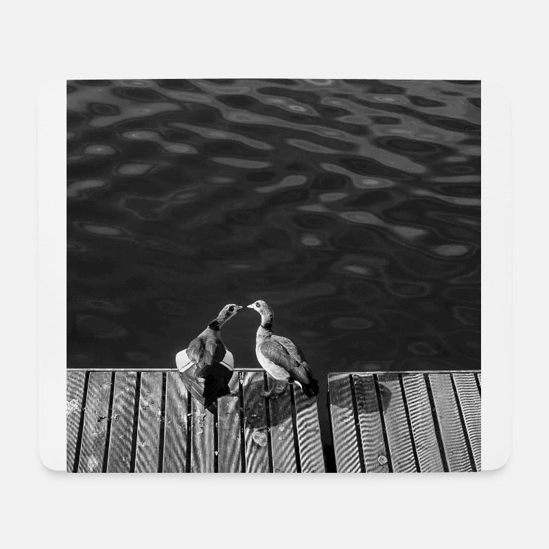 Ein Kuss Am Fluss - Mousepad (Querformat) - Weiß
