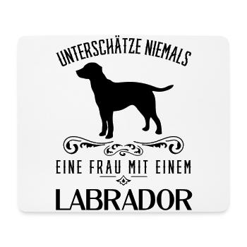 Unterschätze niemals eine Frau mit einem Labrador - Mousepad (Querformat) - Weiß - Vorne