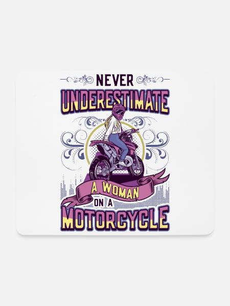 Unterschätzen Sie nie eine Frau auf einem Motorrad - Musemåtte (tværformat) - hvid