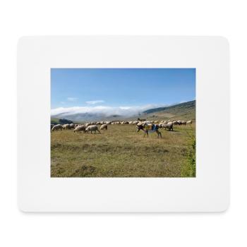 Moutons, ânes, montagnes, prairies - Tapis de souris (format paysage) - blanc - Devant