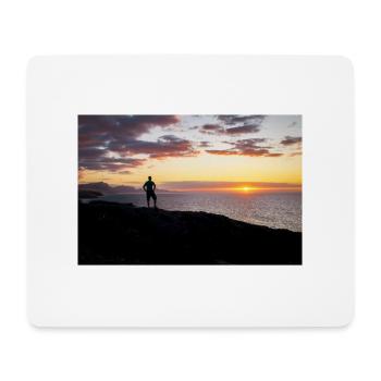 Mann schaut auf den Abend über dem Meer - Mousepad (Querformat) - Weiß - Vorne