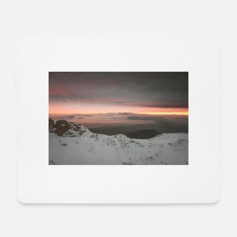 Stimmungsvoller Wintersonnenuntergang in den Bergen Griechenlands - Mousepad (Querformat) - Weiß