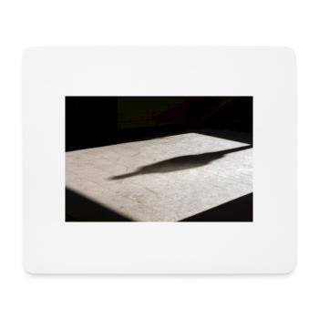 Ein Schatten einer einzelnen Person auf einem Fliesenboden - Mousepad (Querformat) - Weiß - Vorne