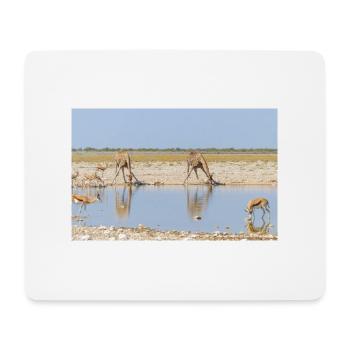 Giraffe und Landschaft im Etosha Nationalpark - Mousepad (Querformat) - Weiß - Vorne