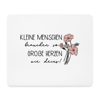 Kleine Menschen brauchen so große Herzen wie deins - Mousepad (Querformat) - Weiß - Vorne