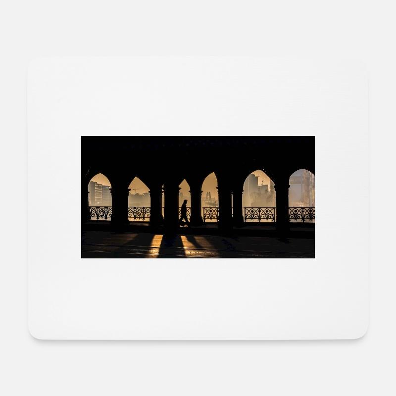 Ein Mann auf dem Weg zur Arbeit - Mousepad (Querformat) - Weiß