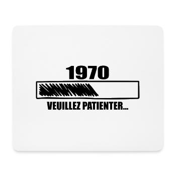 1970 Cadeau Anniversaire 1970 - Veuillez Patienter - Tapis de souris (format paysage) - blanc - Devant