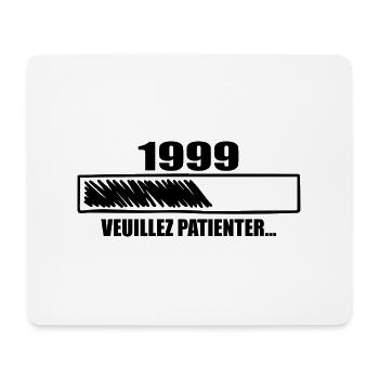 1999 Cadeau Anniversaire 1999 - Veuillez Patienter - Tapis de souris (format paysage) - blanc - Devant