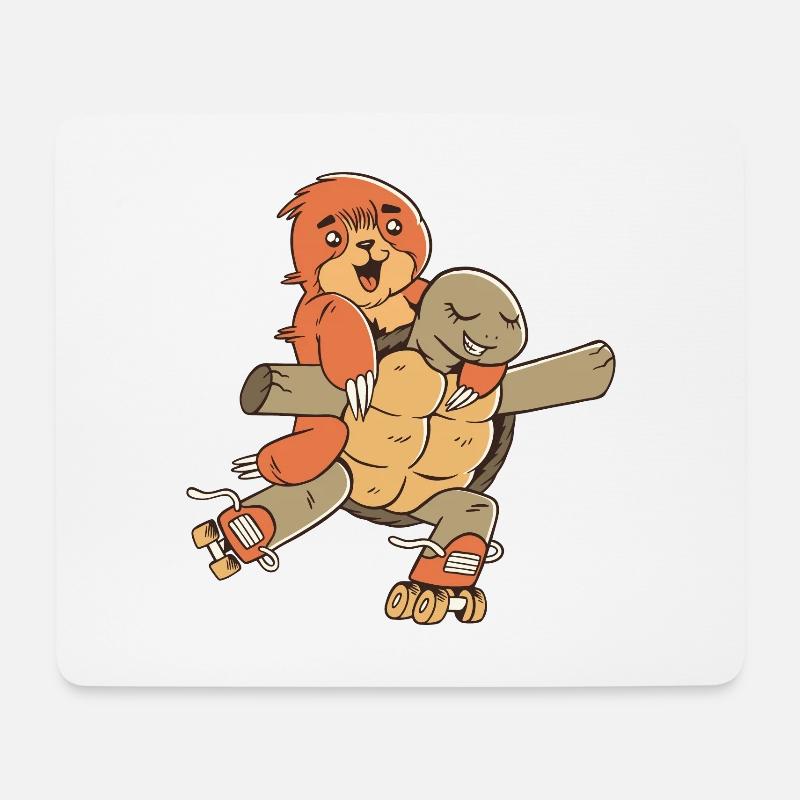 Schildkröte mit Faultier auf Rollschuhen - Mousepad (Querformat) - Weiß