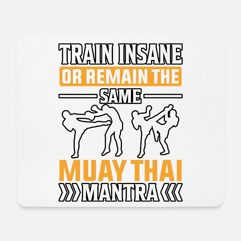 Trainieren Sie verrückt oder bleiben Sie das gleiche Muay Thai Mantra - Mousepad (Querformat) - Weiß
