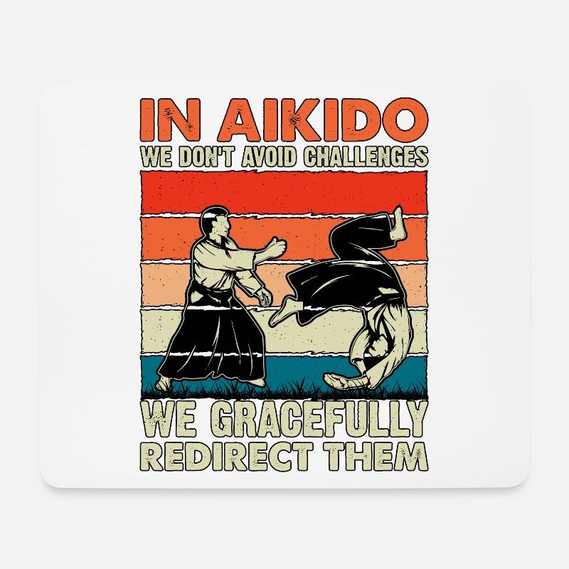 Im Aikido fordern wir nicht anmutig heraus, sondern - Mousepad (Querformat) - Weiß